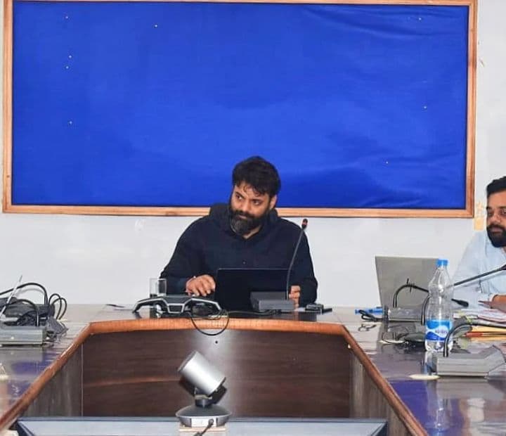 जशपुर कलेक्टर ने निर्माण कार्यों की समीक्षा बैठक में गुणवत्ता और समय-सीमा पर जोर दिया