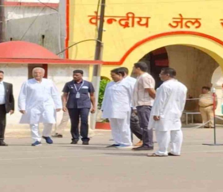 सेंट्रल जेल पहुंचे भूपेश बघेल, बीमार लखमा से की मुलाकात, जताई चिंता