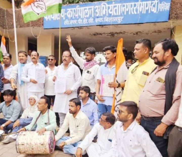 बिजली कटौती के खिलाफ कांग्रेस का ढोल-नगाड़ों वाला विरोध, सड़कों पर उतरे कार्यकर्ता